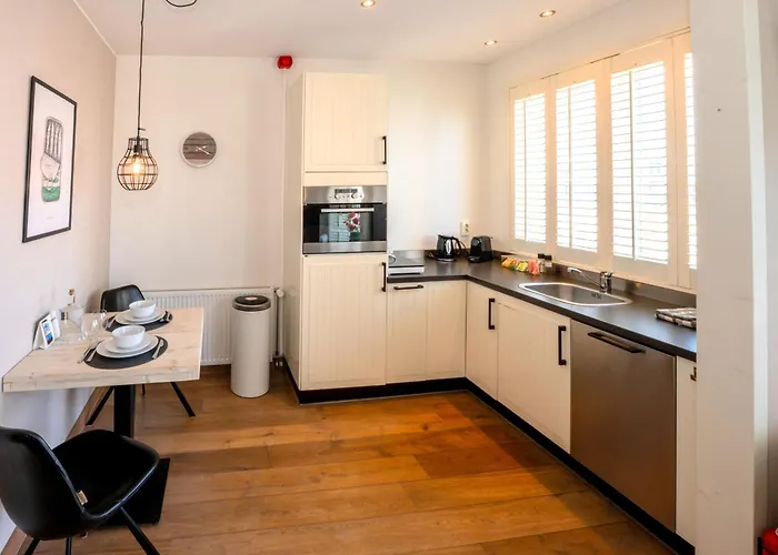 アパート Zeehuis & *